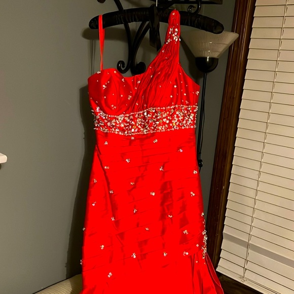 Mori Lee  formal red 1 shoulder sequin gown. Size 7/8 Perfect for Prom Season! - Picture 1 of 13